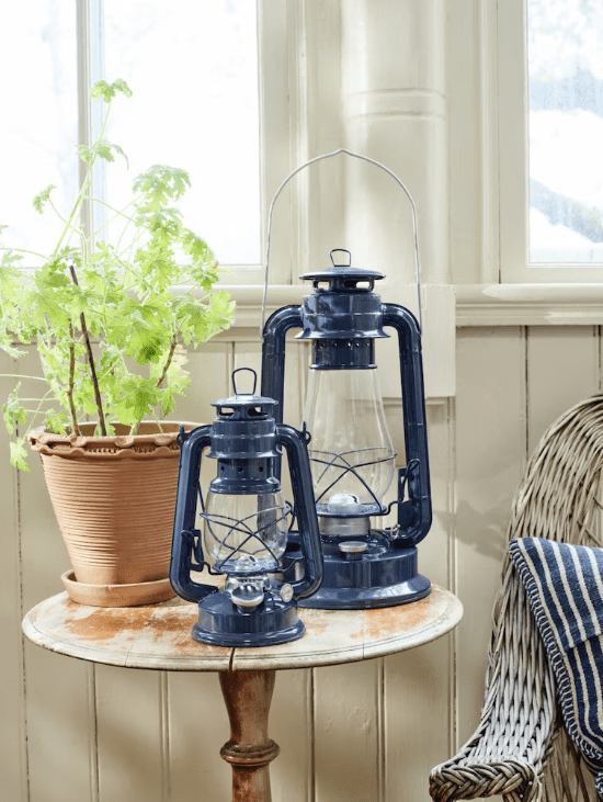 Storm Lantern small Blå Fra Strömshaga - En lanterne i klassisk design, der passer perfekt i b&aring;dehuset, p&aring; torpet eller til strandhanget for maksimal hyggelig stemning.