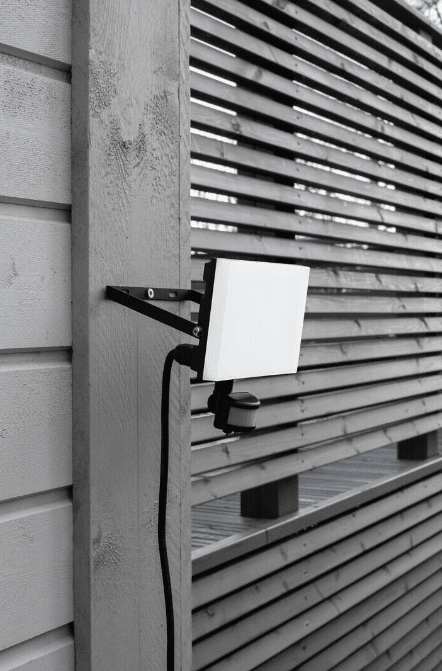 Airflood 20W Sort udendørslampe Fra Airam - Denne lampe er ogs&aring; udstyret med en bev&aelig;gelsessensor, der reagerer p&aring; bev&aelig;gelse inden for 120&deg; og fra en afstand af 2-8m.