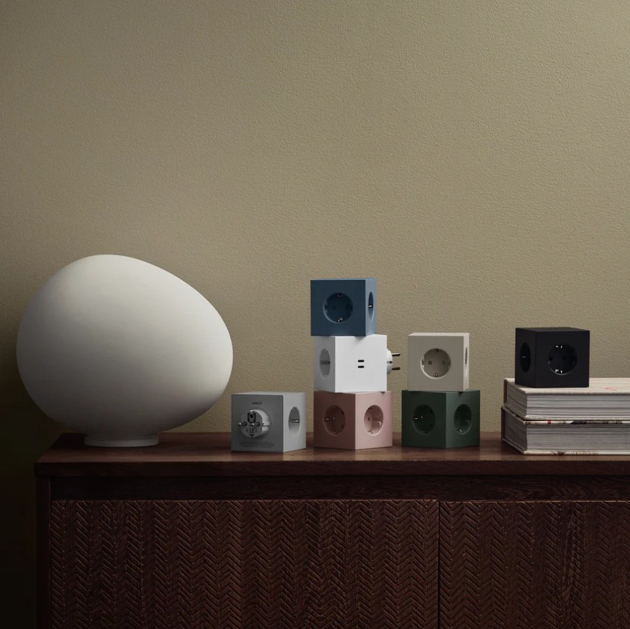 Square 2 Socket extender with 30W Dual USBC Lyserød Fra Avolt - Stikkontaktforl&aelig;nger fra Avolt i et stilfuldt design med en kube lavet af genbrugsplast og en magnetisk plade i bunden, s&aring; den kan h&aelig;nges p&aring; v&aelig;ggen.