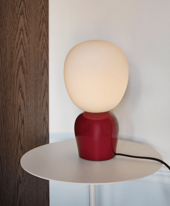 Buddy 34cm Bourgogne bordlampe Fra Belid - Med sin j&aelig;vne gl&oslash;d og sofistikerede design bliver Buddy en naturlig del af hjemmet, en ledsager, der spreder lys og karakter i generationer fremover.