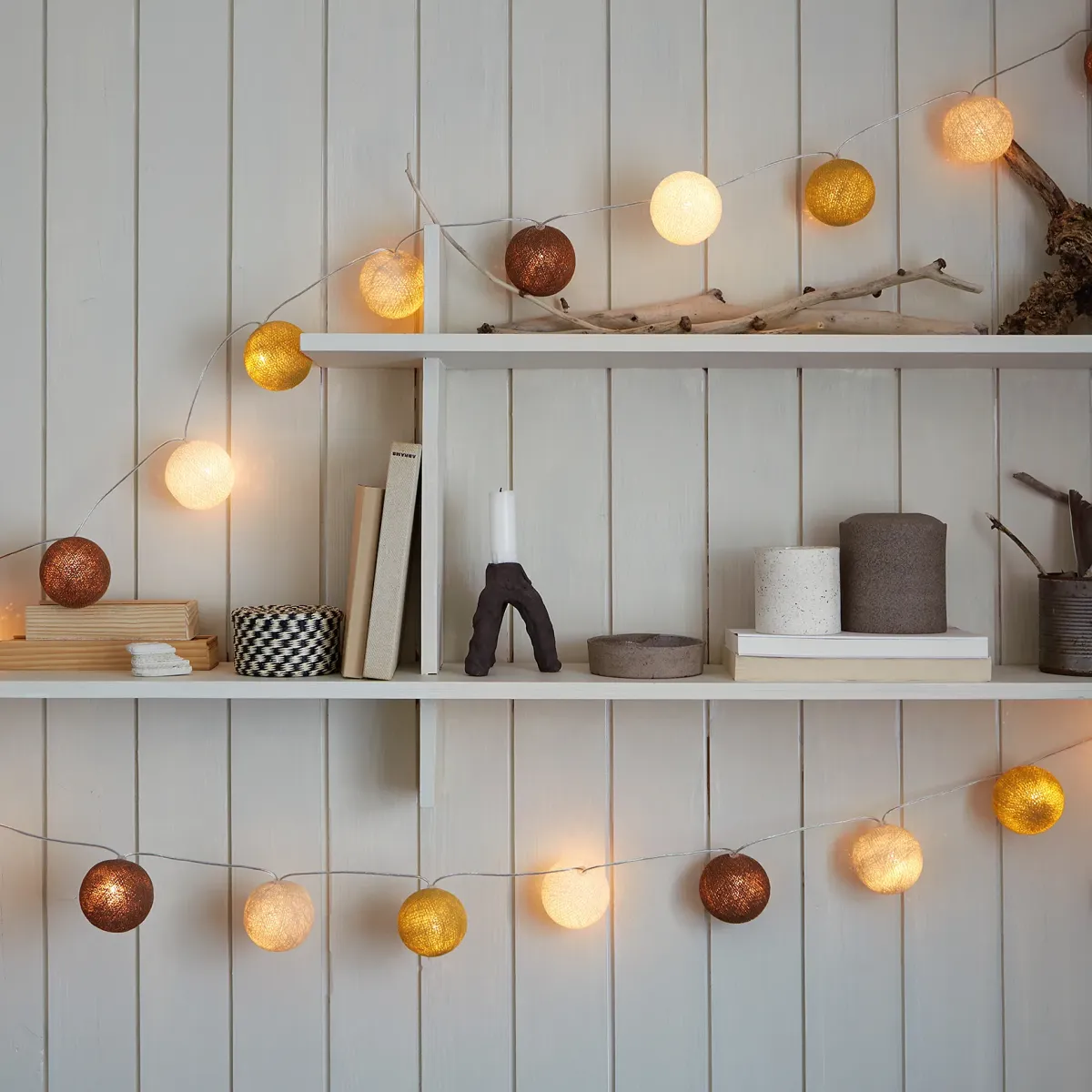 Irislights Biscotti 20-lights Brun Fra Irislights - Med sin varme gl&oslash;d og jordfarver i brun, beige og hvid er Biscotti en popul&aelig;r indretningsdetalje for b&aring;de store og sm&aring;.