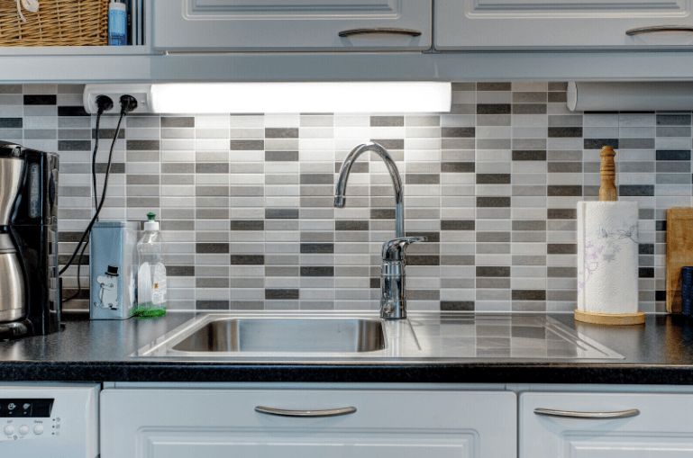 Handy Stikkontakt 110cm Hvid Fra Airam - Handy er en popul&aelig;r arbejdsplads/b&aelig;nklampe, der er t&aelig;nkt som generel belysning i k&oslash;kkener, vaskerum og bryggers.