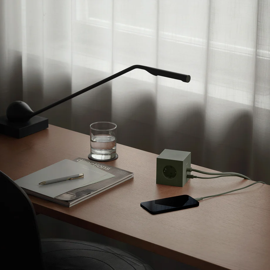 Square 1 with 30W Dual USBC & Magnetic base, 3m Grøn Fra Avolt - Str&oslash;mskinne fra Avolt med et stilfuldt design med en lang PVC-ledning, en terning lavet af genbrugsplast og en magnetisk plade i bunden, s&aring; den kan h&aelig;nges p&aring; v&aelig;ggen.