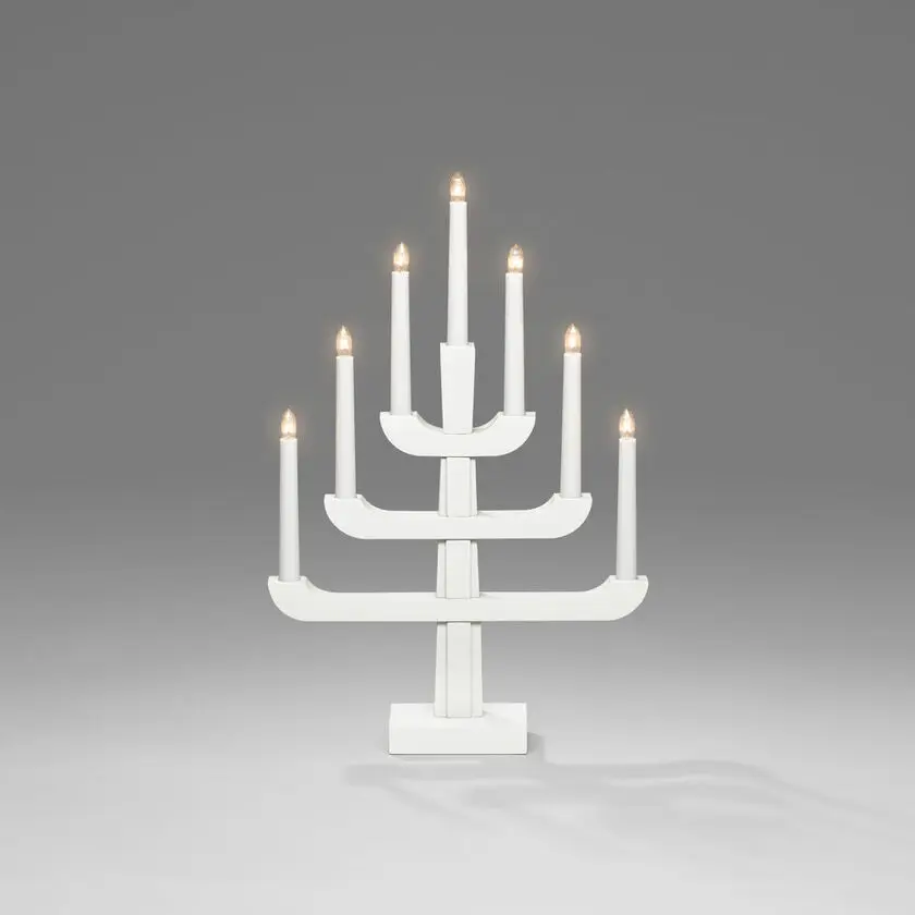 Candelabra 7 Lights Hvid Fra Konstsmide - Med sine tre stilfulde niveauer og syv varmhvide lys kombinerer den klassisk charme med moderne design.
