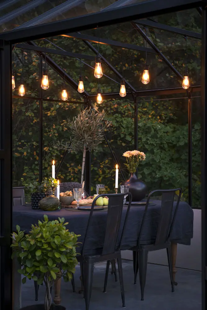 Startpakke Med Lyskæde Amber 10m Sort Fra Konstsmide - Elegant lysk&aelig;de med 10 ravfarvede LED-lamper (E27) &ndash; perfekt til at skabe en hyggelig atmosf&aelig;re ude eller inde.