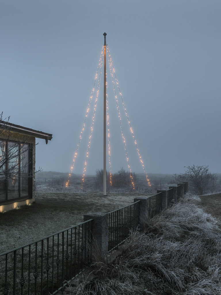 Flagstangslys amber 8m Sort Fra Konstsmide - Flagstang med 5 løkker og 100 matte ravfarvede LED-lys, der skaber et elegant, vinterligt skær.