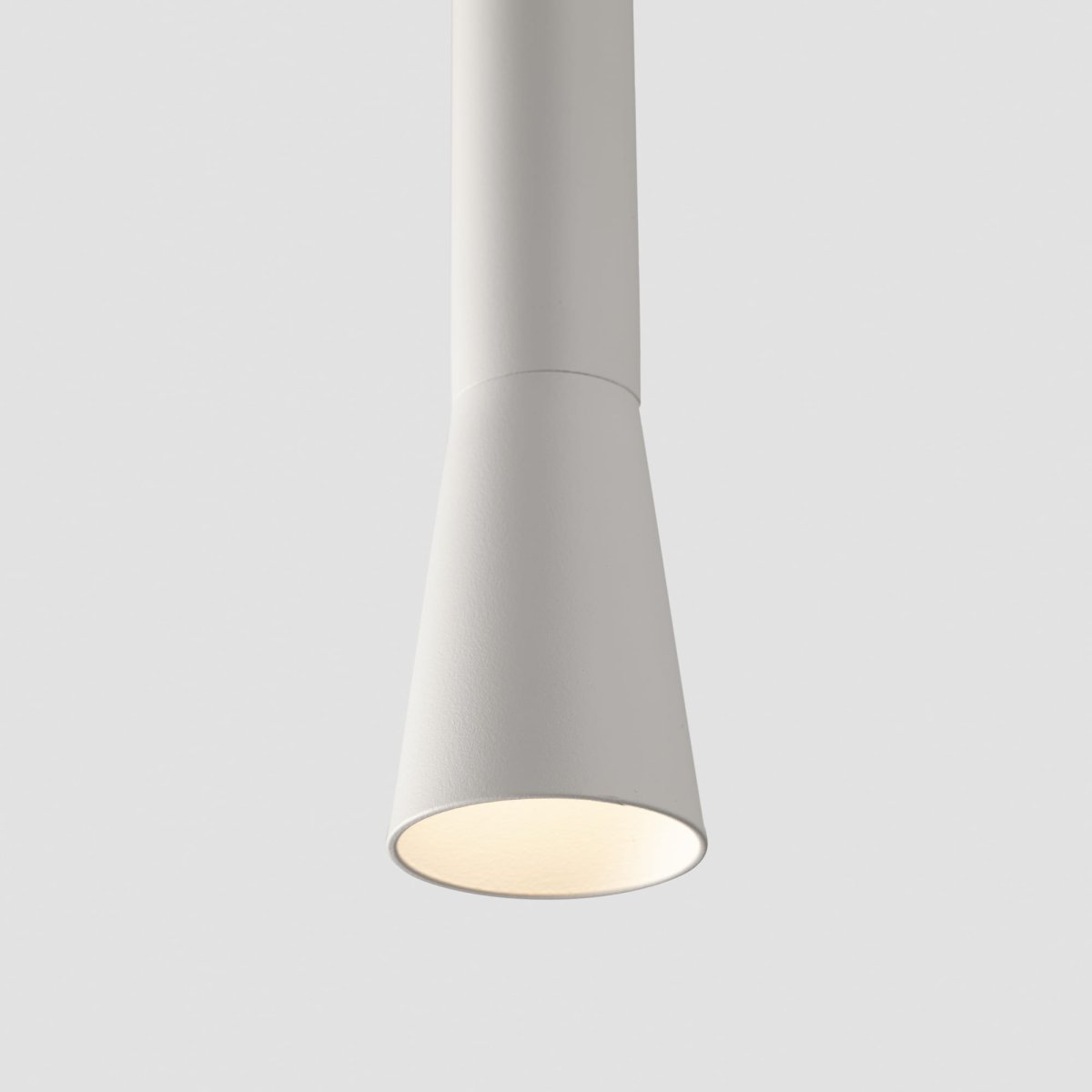 Nina Ø4 Hvid loftslampe Fra Faro Barcelona - Nina er en hvid pendellampe med integreret LED-teknologi og et stilfuldt, minimalistisk design.