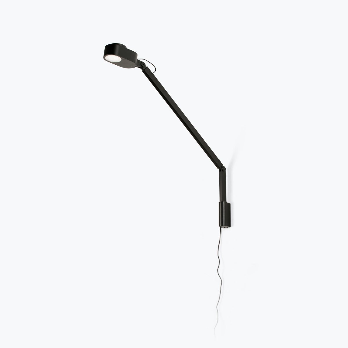 Inviting 86cm Sort væglampe Fra Faro Barcelona - Inviting er en sort v&aelig;glampe med justerbar arm, designet til at give optimal lyskomfort, n&aring;r man l&aelig;ser, arbejder eller studerer.