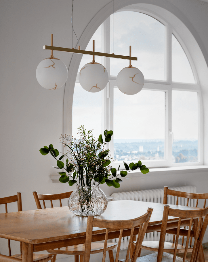 Bellagio 82cm Messing loftslampe Fra By Rydéns - Med sit marmorerede glas og elegante messingdetaljer giver den et eksklusivt og tidl&oslash;st pr&aelig;g til dit hjem.