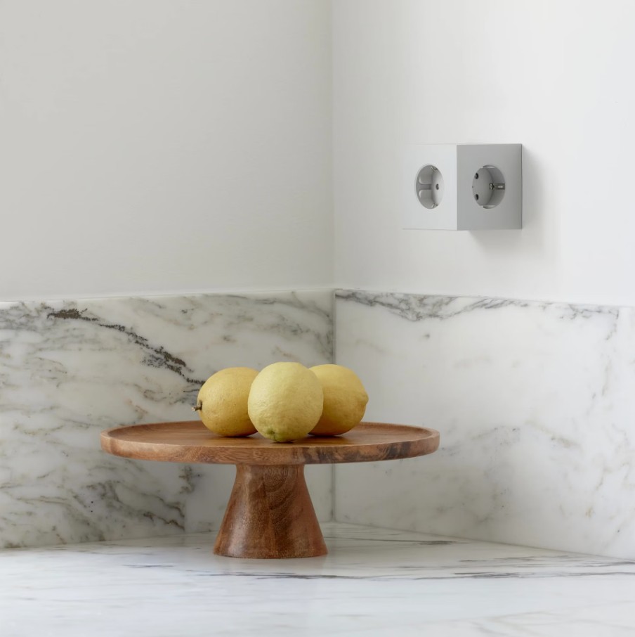 Square 2 Socket extender with 30W Dual USBC Grå Fra Avolt - Stikkontaktforl&aelig;nger fra Avolt i et stilfuldt design med en kube lavet af genbrugsplast og en magnetisk plade i bunden, s&aring; den kan h&aelig;nges p&aring; v&aelig;ggen.