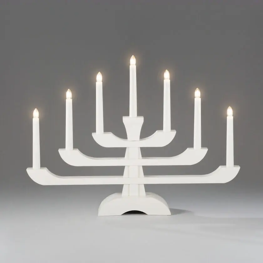 Candelabra 7 Lights Hvid Fra Konstsmide - Med sine tre stilfulde niveauer og syv varmhvide lys kombinerer den klassisk charme med moderne design.