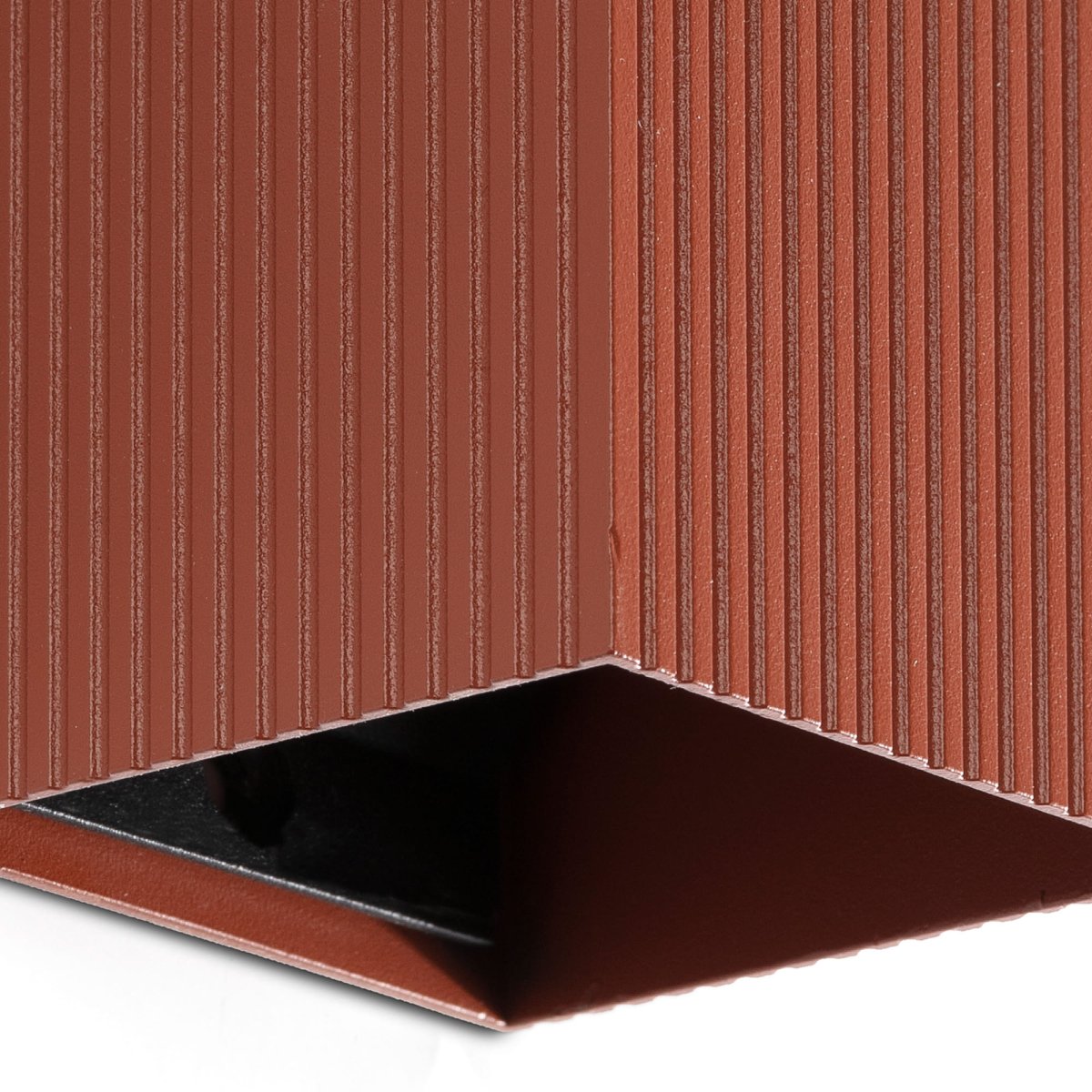 Lune 10cm Terrakotta riflet væglampe Fra Faro Barcelona - Lune er en firkantet v&aelig;glampe med en riflet overflade i terrakotta-finish, der kombinerer funktion og form.