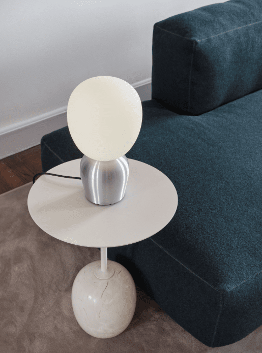 Buddy 34cm Poleret aluminium bordlampe Fra Belid - Med sin j&aelig;vne gl&oslash;d og sofistikerede design bliver Buddy en naturlig del af hjemmet, en ledsager, der spreder lys og karakter i generationer fremover.