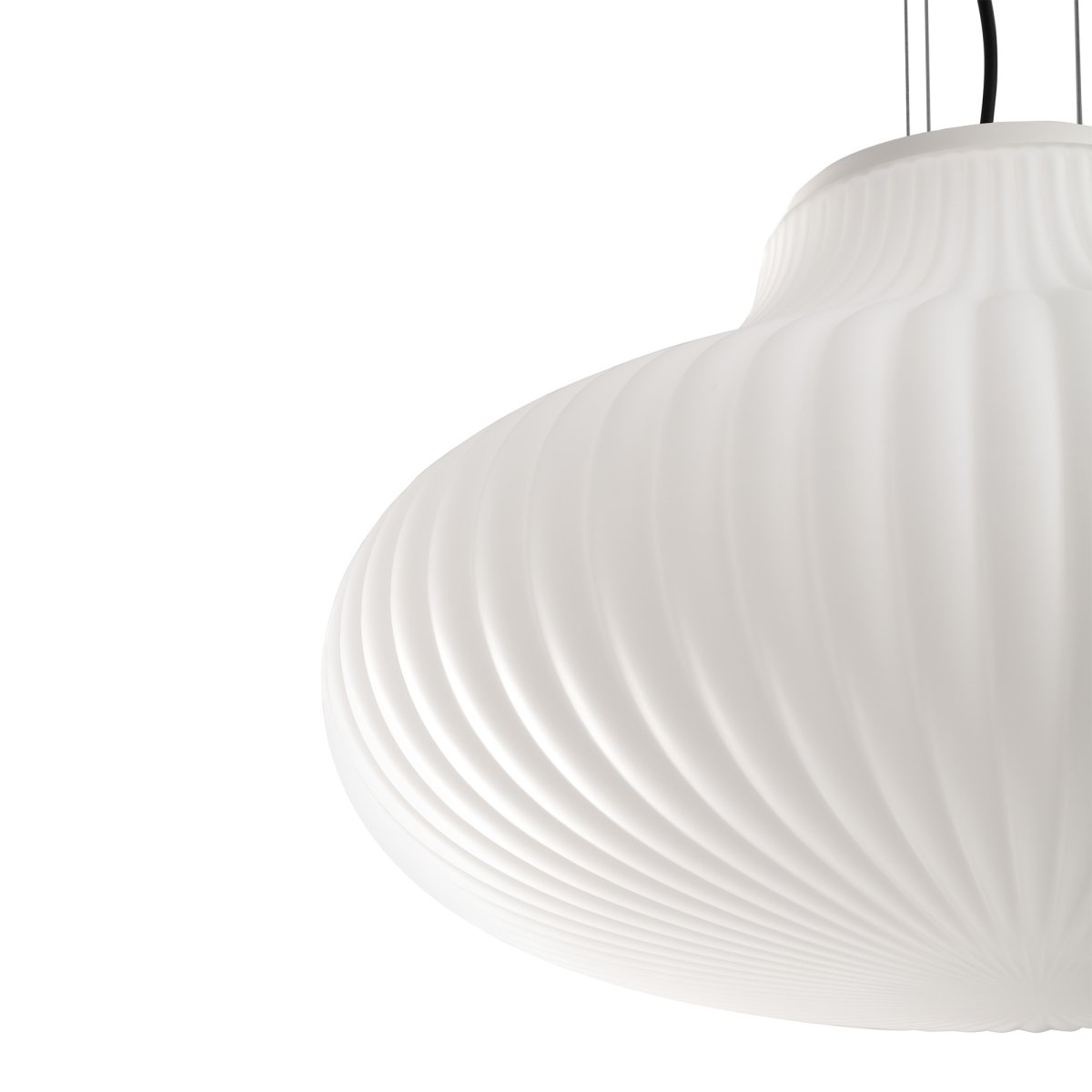 Isabelle Ø50 Hvid loftslampe Fra Faro Barcelona - Det opalhvide glas spreder et varmt og behageligt lys, mens overfladen leger med skygger og skaber et livligt udtryk.