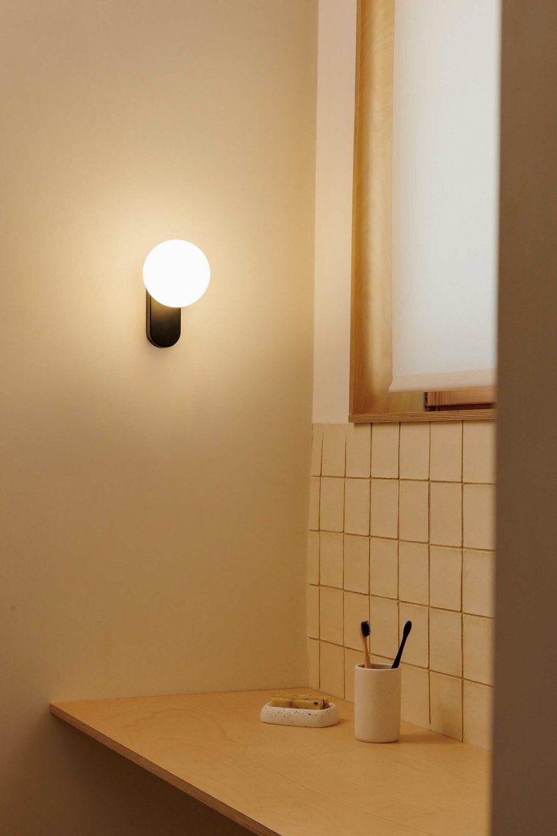 Mabe 16cm Sort badeværelseslampe Fra Faro Barcelona - Mabe er en matsort væglampe, der kombinerer moderne design med praktisk funktion.