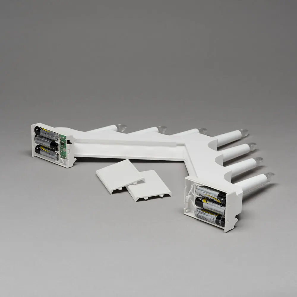 Candelabra 7 Lights Hvid Fra Konstsmide - Den klassiske form med syv lys passer perfekt i b&aring;de sm&aring; og store rum.