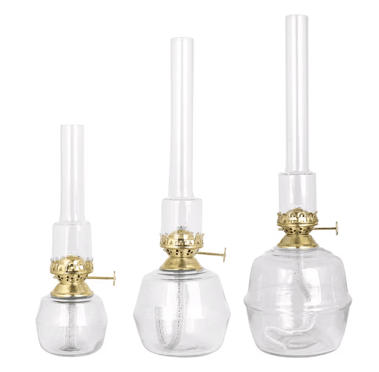Kerosene Lamp Majken Mid Gennemsigtig Fra Strömshaga - Petroleumslampe i klart glas med br&aelig;ndere i klart glas og br&aelig;ndere i messing.