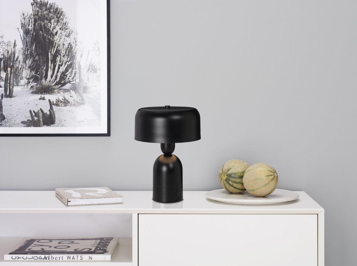 Muza 32cm Sort bordlampe Fra Cottex - Muza bordlampe i sort metal har et moderne og minimalistisk design, der passer perfekt som accentbelysning i ethvert rum.