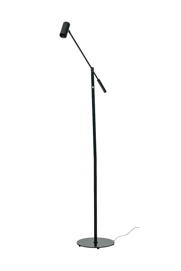 Concord Sort gulvlampe Fra Aneta Lighting - Concord er en stilfuld og praktisk blændfri gulvlampe i matlakeret metal, der er fremragende til syning eller håndarbejde.