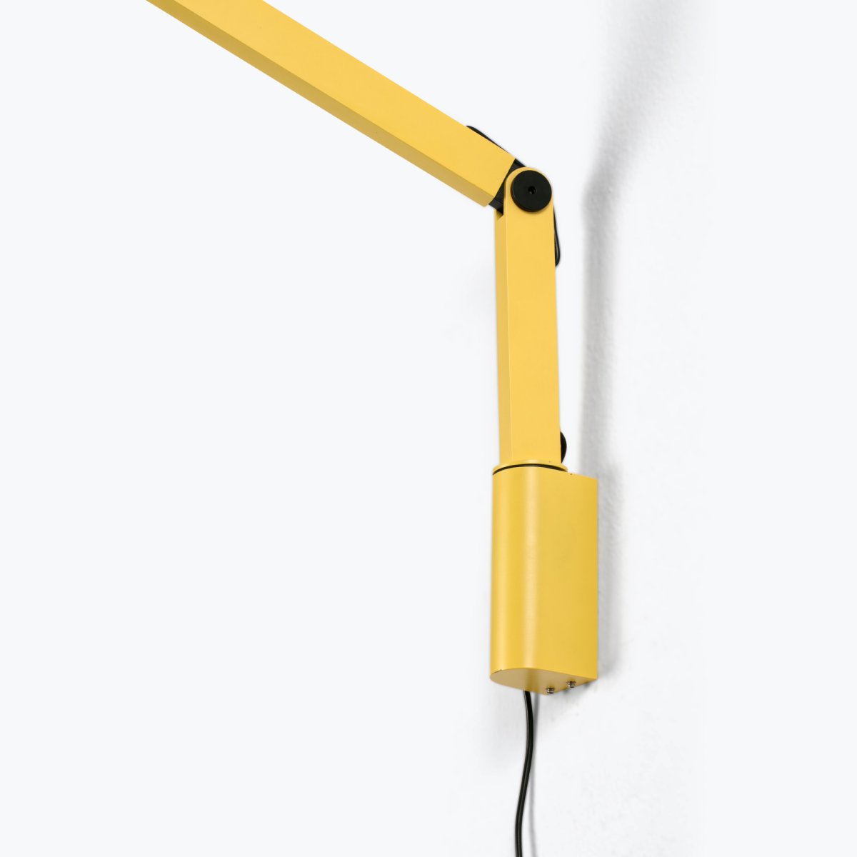 Inviting 86cm Gul væglampe Fra Faro Barcelona - Inviting er en gul v&aelig;glampe med justerbar arm, designet til at give optimal lyskomfort, n&aring;r man l&aelig;ser, arbejder eller studerer.