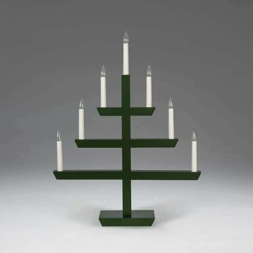 Wooden Candelabra 7 Lights Mørkegrøn Fra Konstsmide - En tidl&oslash;s indretningsdetalje, der spreder et varmt sk&aelig;r og passer perfekt i vinduet i adventstiden, eller som stemningsbelysning &aring;ret rundt.