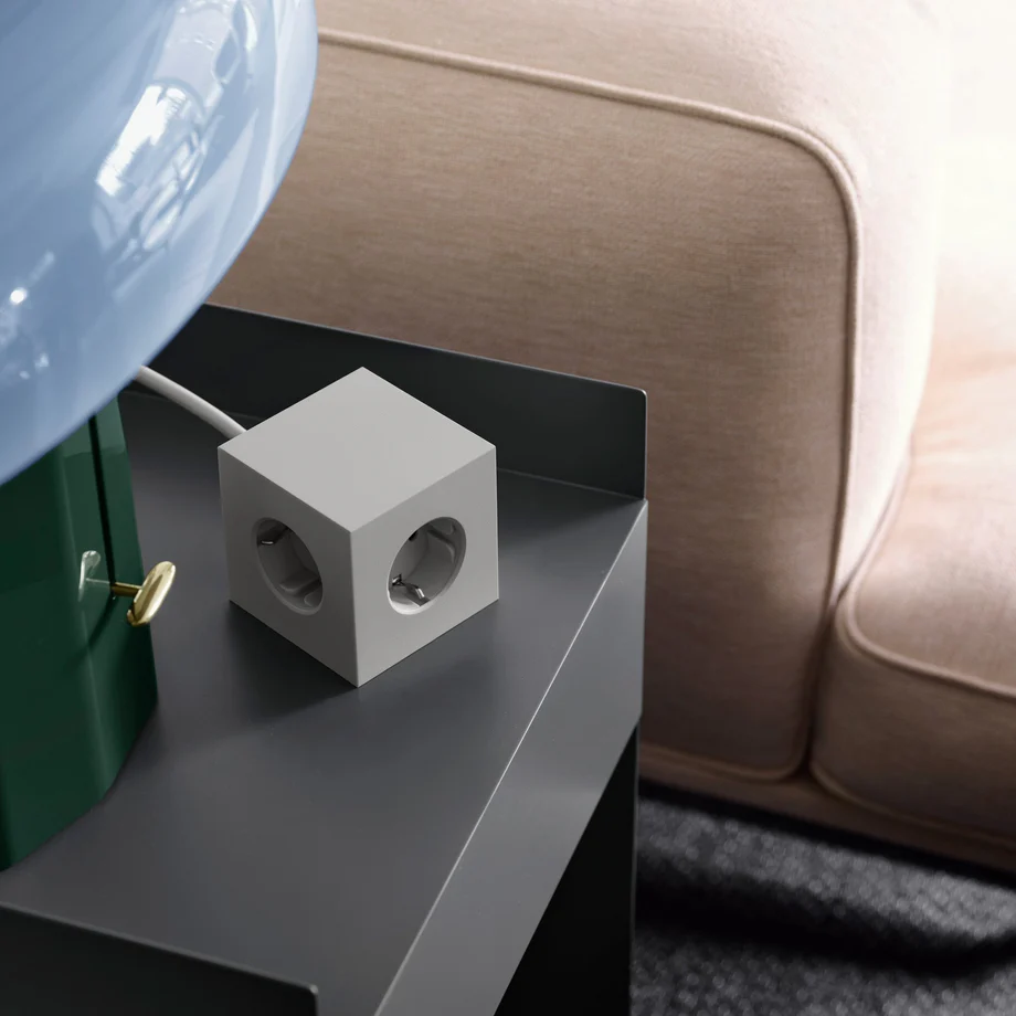 Square 1 with 30W Dual USBC & Magnetic base, 3m Grå Fra Avolt - Str&oslash;mskinne fra Avolt med et stilfuldt design med en lang PVC-ledning, en terning lavet af genbrugsplast og en magnetisk plade i bunden, s&aring; den kan h&aelig;nges p&aring; v&aelig;ggen.