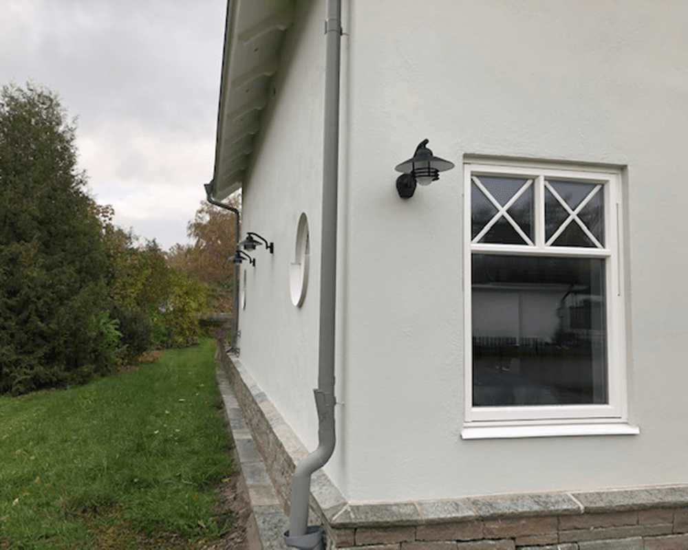 Tellus Sort udendørslampe Fra Westal - Tellus Ned v&aelig;glampe er et svenskfremstillet armatur med en E27-sokkel og en hvid glaskuppel, der omgiver lyskilden, hvilket giver et diffust lys.