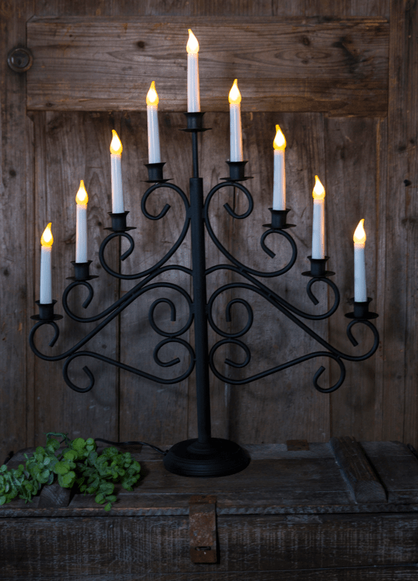 Smide 9 Sort Fra Pixie Design - Denne smedejernslysestage med 9 arme i sort er en elegant og klassisk belysningsl&oslash;sning, der tilf&oslash;jer en rustik charme til dit hjem.