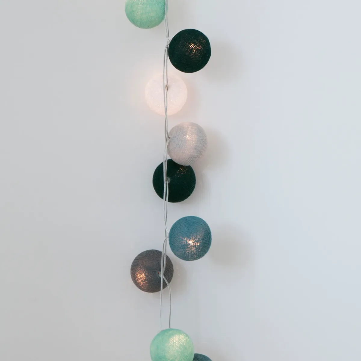 Irislights Cactus 20-lights Grøn Fra Irislights - Irislights Cactus er en dekorativ lysk&aelig;de med kugler i forskellige nuancer af gr&oslash;n, hvid og gr&aring;, der giver et hyggeligt sk&aelig;r.