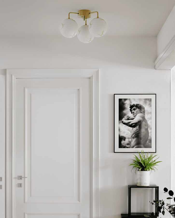 Bellagio Ø50 Messing plafond Fra By Rydéns - Bellagio er en elegant og stilfuld loftslampe, der kombinerer klassiske designelementer med et moderne udtryk.