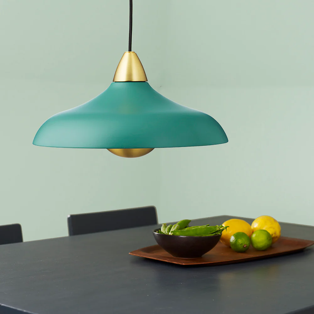 Urban Wide Ø36 Grøn loftslampe Fra Superliving - Nyd dit hjem med den moderne Urban Wide pendel, en stilfuld kombination af mat m&oslash;rkegr&aring; finish og elegante messingdetaljer.