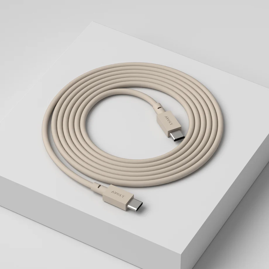 Cable 1 USB C to USB C Charging Cable, 2m Sand Fra Avolt - Kabel 1 USB-C til USB-C fra Avolt kombinerer kraftfuld opladning med stilfuldt skandinavisk design.