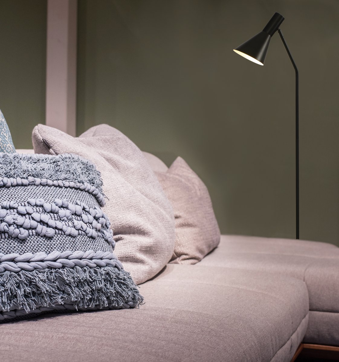 Ceres Sort gulvlampe Fra Aneta Lighting - CERES gulvlampen er b&aring;de praktisk og stilfuld og giver behageligt lys til l&oslash;sning eller h&aring;ndarbejde.