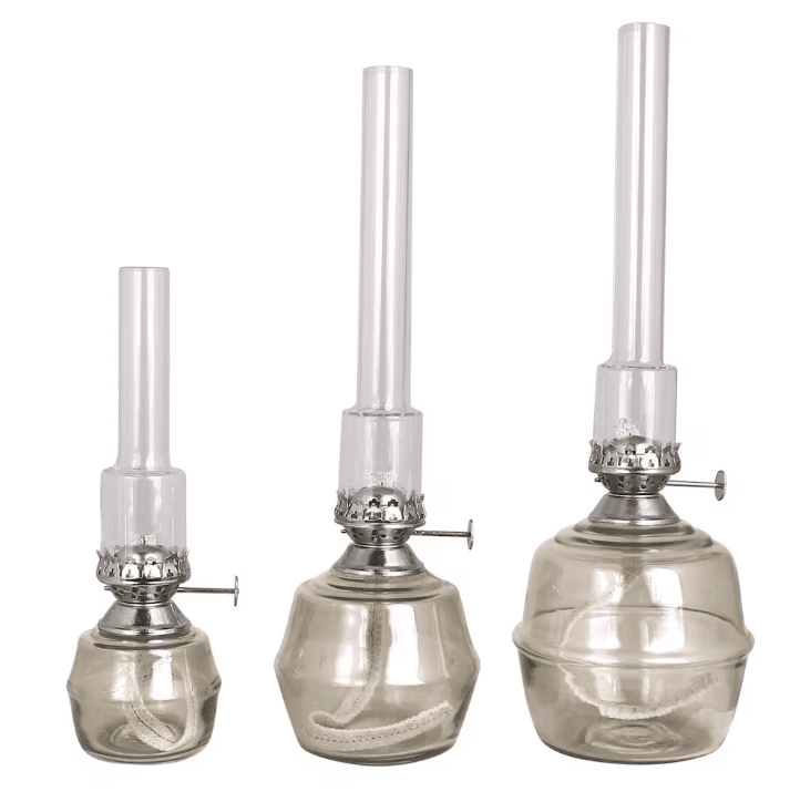 Kerosene Lamp Majken Small Grå Fra Strömshaga - Mindre petroleumslampe i farvet gr&aring;t glas som skaber en smuk farvetone men samtidig giver en gennemsigtig overflade.