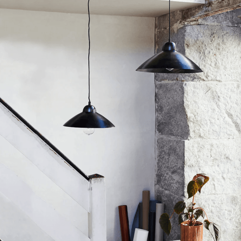 Studio Ø30 Antik sort loftslampe Fra H. Skjalm P - Den h&aring;ndlavede overflade og den varme tone i messingen giver et tidl&oslash;st udtryk, der smelter ind i mange forskellige indretningsstile.