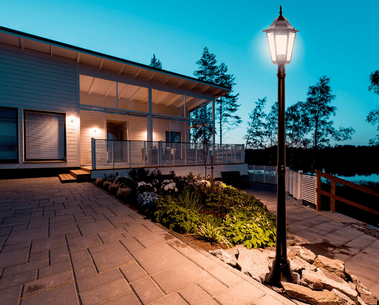 Kartano 175cm Sort lygtepæl Fra Airam - Med Kartano lygtep&aelig;len skaber du en gammeldags f&oslash;lelse.