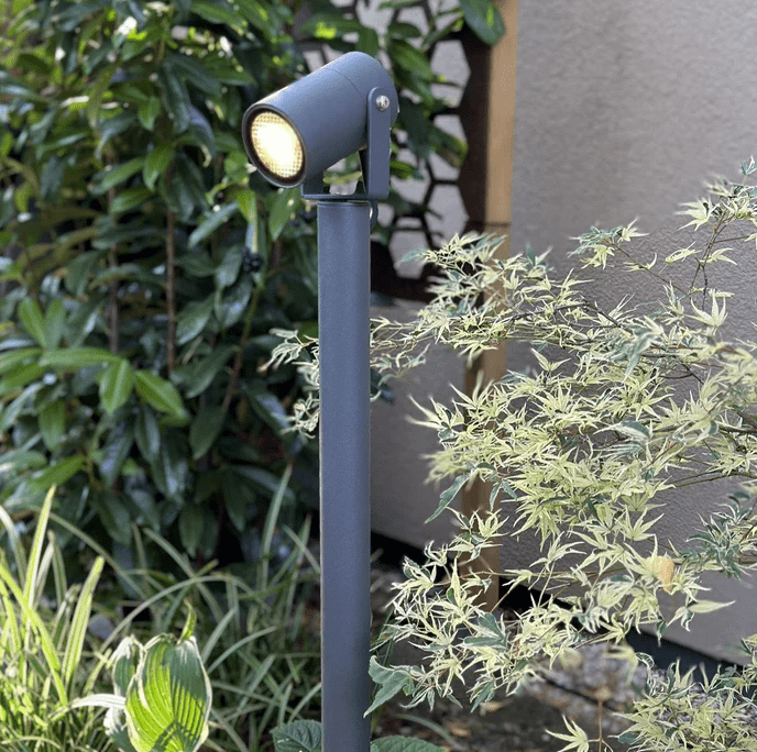 Luna65 Mørkegrå Fra Lightson - &nbsp;Under vinterhalv&aring;ret n&auml;r sn&ouml;n t&auml;cker marken &auml;r Luna 65 ett utm&auml;rkt alternativ, eftersom den d&aring; kommer upp ovanf&ouml;r sn&ouml;t&auml;cket och skapar en magisk st&auml;mning i vinterlandskapet.