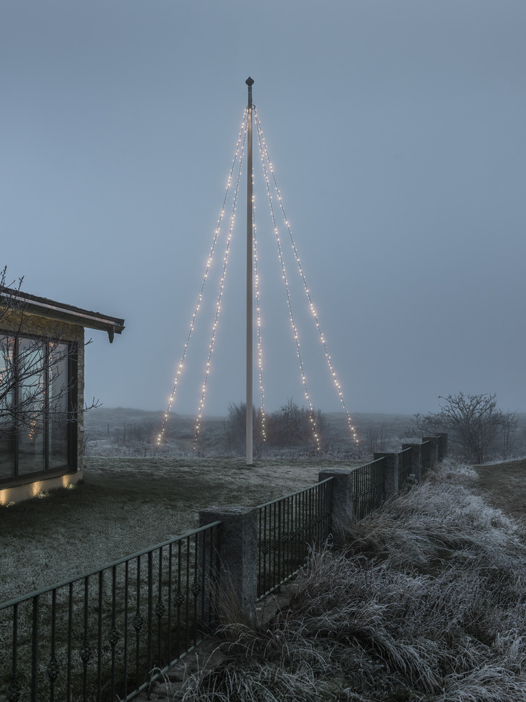 Flagstangslys Warm White 8m Sort Fra Konstsmide - Flagstangssnor med 5 løkker og 100 frostede varmhvide LED-lys, der skaber et elegant, vinterligt skær.