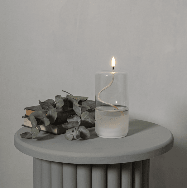 Lygte Flamme Float Gennemsigtig Fra Star Trading - Flamme Float er et stearinlys med en glasbeholder med gennemsigtig voks indeni, der giver f&oslash;lelsen af et olielys, n&aring;r v&aelig;gen flyder.