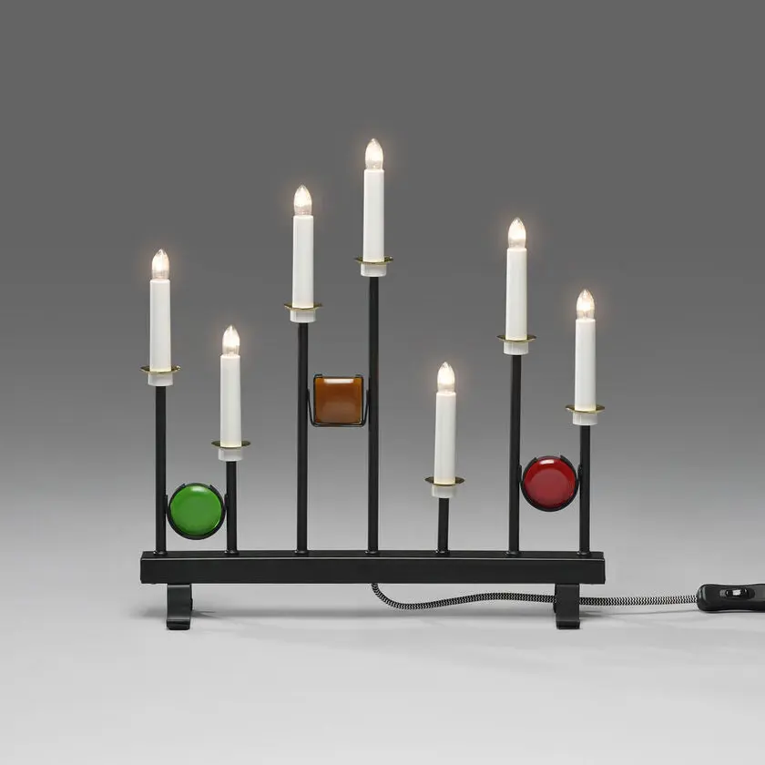Candelabra 7 Lights Sort Fra Konstsmide - De syv lys er indrammet af dekorative farvede glasdetaljer i gr&oslash;n, r&oslash;d og rav, hvilket skaber en elegant og festlig atmosf&aelig;re.