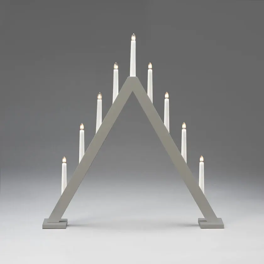 Candelabra 9 Lights Grå Fra Konstsmide - Den klassiske pyramideform er kombineret med et minimalistisk design, hvilket g&oslash;r den til en perfekt indretningsdetalje i b&aring;de traditionelle og moderne hjem.