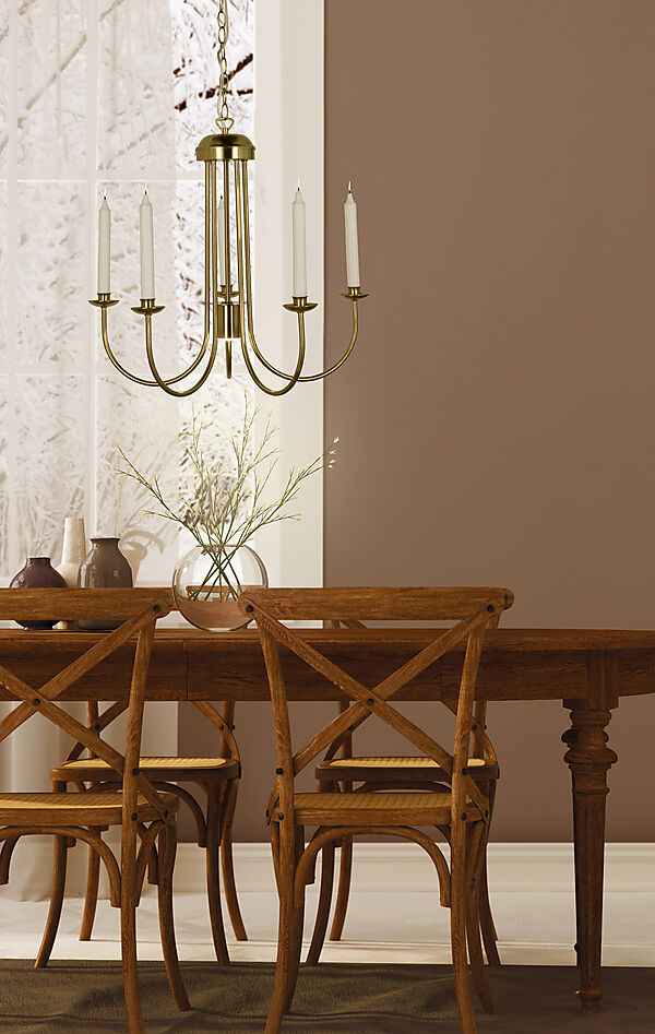 Jubilee Ø55 Mat messing loftslampe Fra Aneta Lighting - Med sine fem messing lysestager og stilfulde detaljer er den perfekt til at skabe en sofistikeret atmosfære i spisestuen eller stuen.