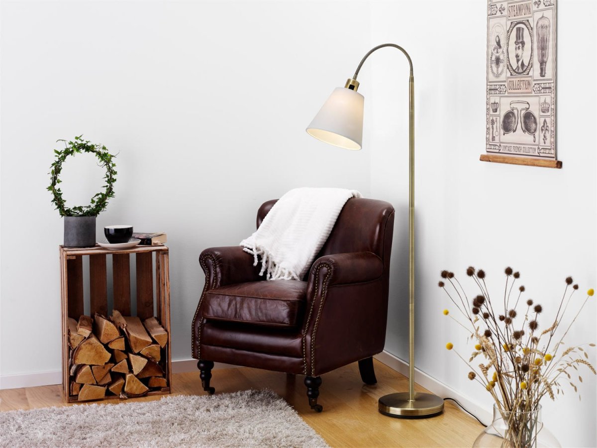 Solo Antik messing gulvlampe Fra Cottex - Solo gulvlampe i antik messing kommer med en hvid og sort tekstilskærm til personlig stil.