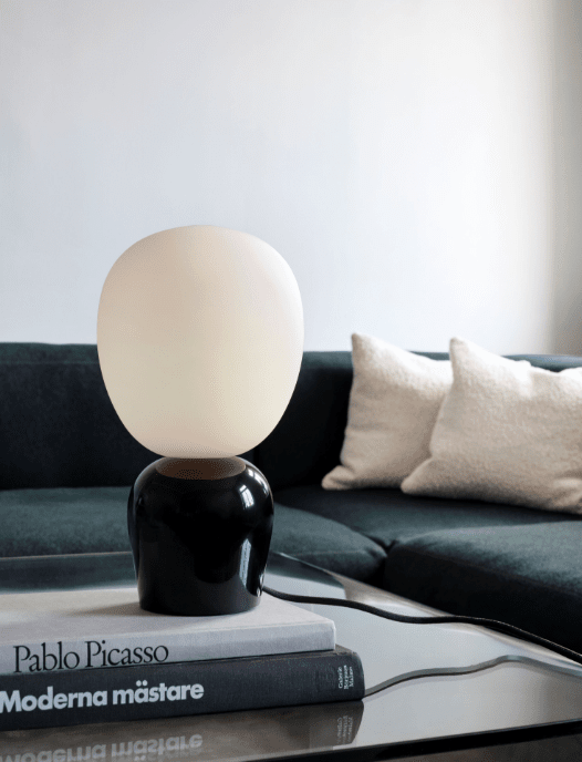 Buddy 34cm Sort bordlampe Fra Belid - Med sin j&aelig;vne gl&oslash;d og sofistikerede design bliver Buddy en naturlig del af hjemmet, en ledsager, der spreder lys og karakter i generationer fremover.