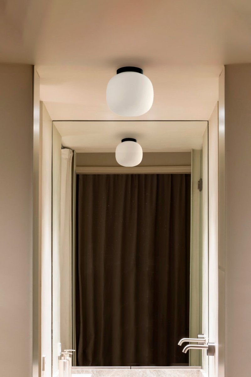 Amelia Ø22 Sort badeværelseslampe Fra Faro Barcelona - Amelia er en sort loftlampe, designet af H&eacute;ctor Serrano, med et let og luftigt udtryk.