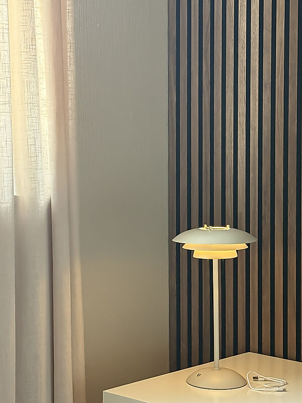 Epsilon 37cm Beige bærbar Fra Aneta Lighting - Epsilon er en elegant, b&aelig;rbar bordlampe til indend&oslash;rs brug med et tidl&oslash;st design og en touch-d&aelig;mper diskret placeret p&aring; basen.