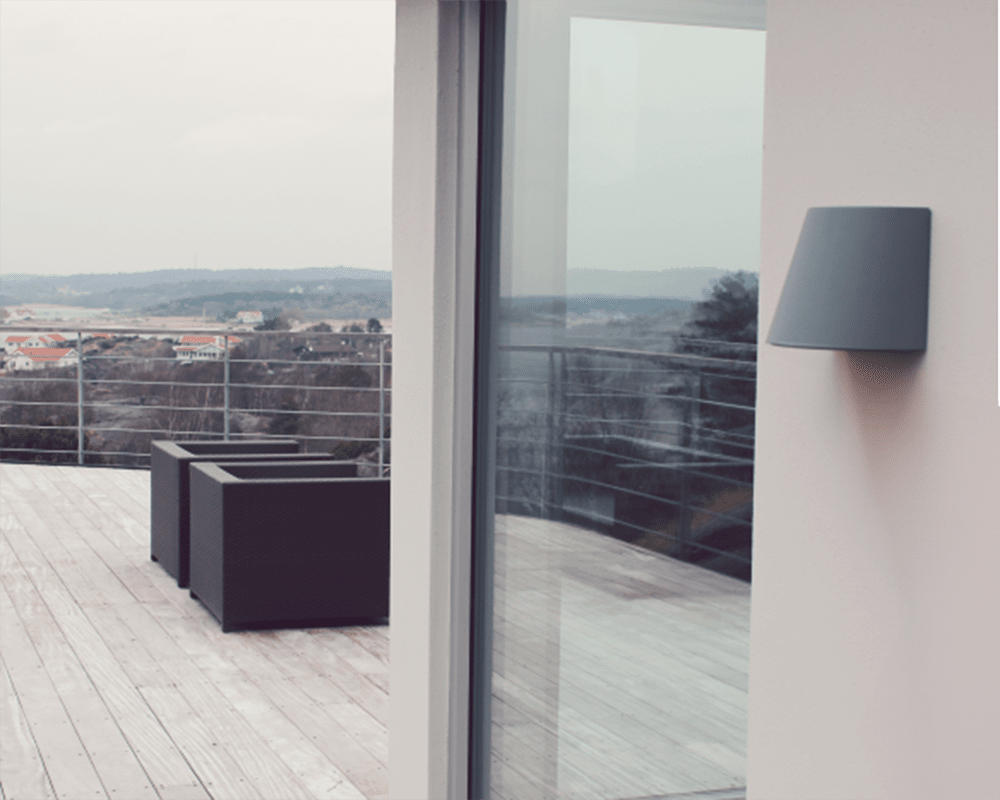 Mini Grå udendørslampe Fra Westal - Bagsiden er udstyret med to ind- og udgange og hurtig tilslutningsterminal, som gør den nem at installere.