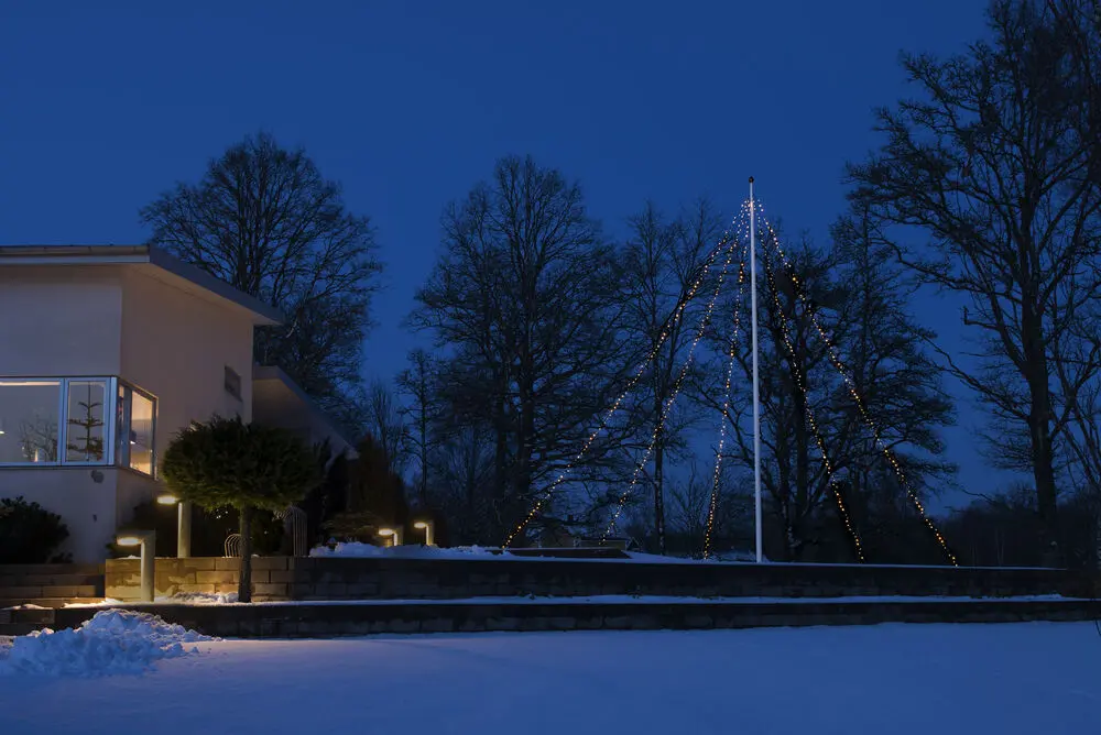 Flagstangslys Warm White10m Sort Fra Konstsmide - Flagstangsløkke med 5 sløjfer og 100 LED-lys i et varmt hvidt skær &ndash; perfekt til at skabe et stemningsfuldt juletræ i haven.