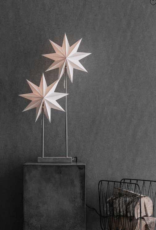 Duva Dobbelt 80cm Hvid Fra Markslöjd - Med sit moderne design og dobbeltstjerner i forskellige h&oslash;jder vil den v&aelig;re et perfekt indslag p&aring; bordet eller i vinduet i juletiden.