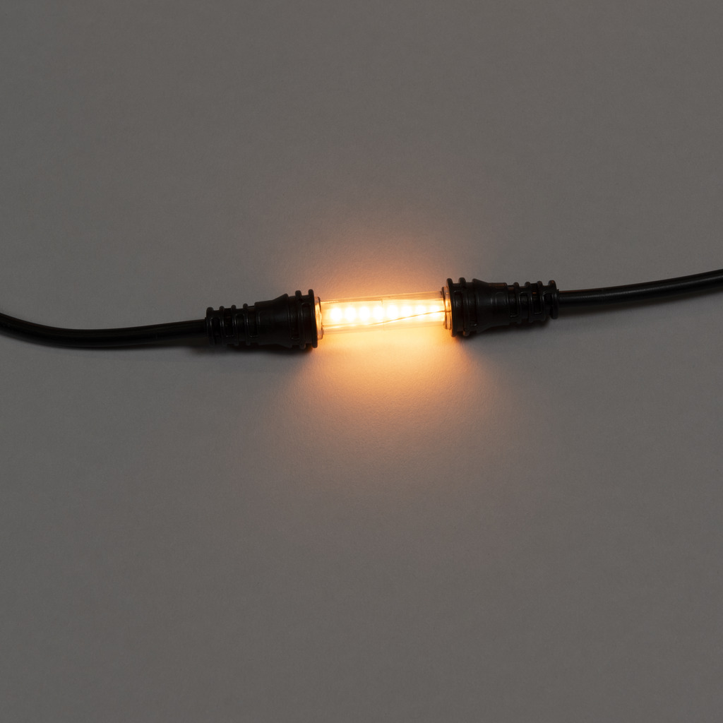 Startpakke Med Lyskæde Amber 6m Sort Fra Konstsmide - Drives af 24V og IP44-klassificeret &ndash; perfekt til b&aring;de terrasser og gr&aelig;spl&aelig;ner.